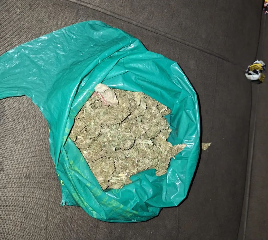 Polícia Militar apreende drogas em casa usada para reunião de organização criminosa em Cruzeiro do Sul