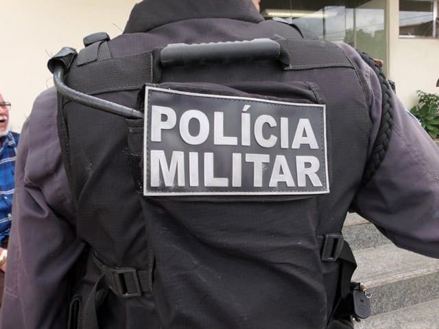 Homem embriagado agride esposa e corre atrás de populares com faca em Cruzeiro do Sul