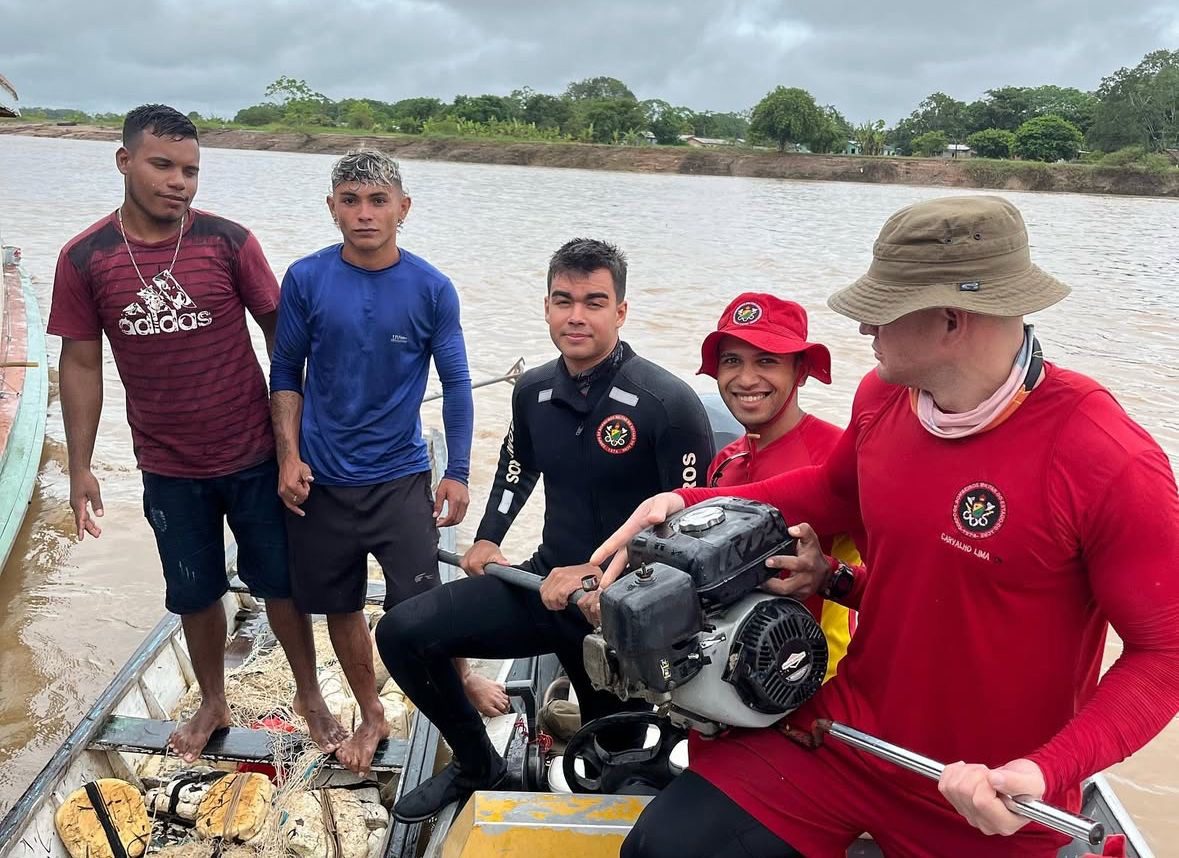 Bombeiros resgatam motor de popa submerso no Rio Juruá após acidente com embarcação