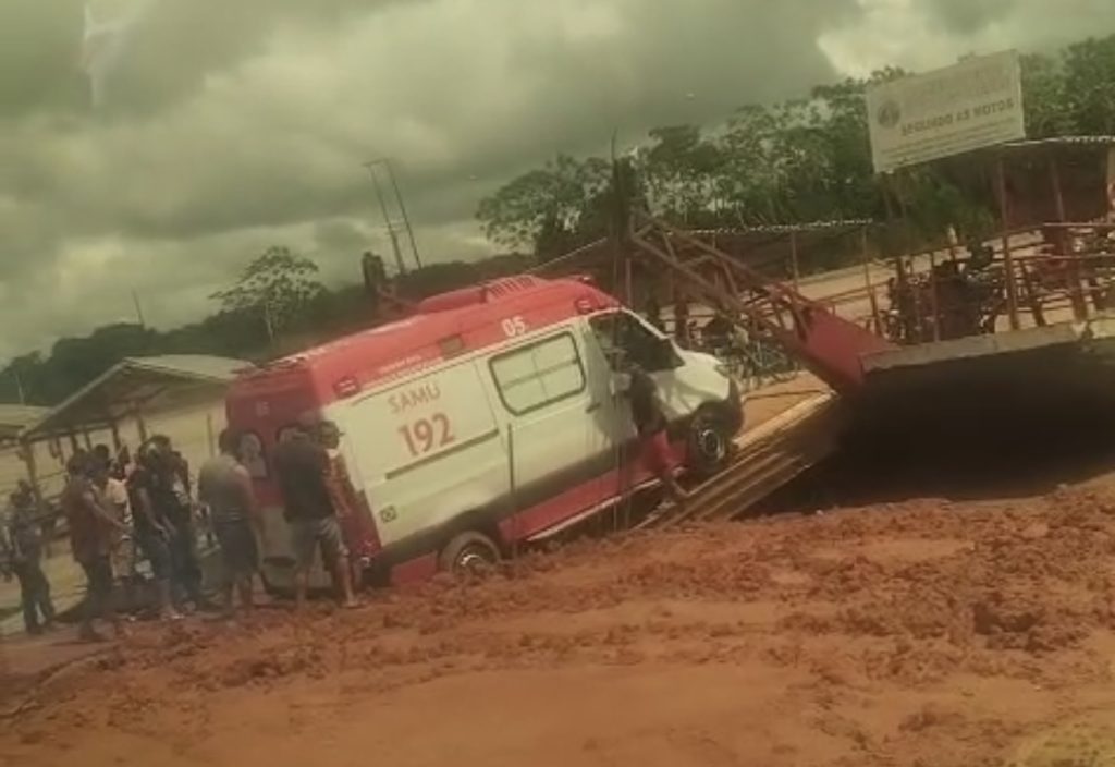 Ambulância do SAMU atola ao tentar acessar balsa entre Rodrigues Alves e Cruzeiro do Sul