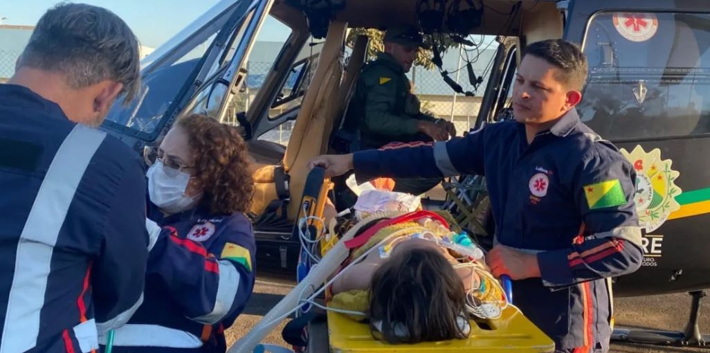 Menino de 12 anos em estado grave por complicação de diabetes é resgatado de helicóptero no Acre