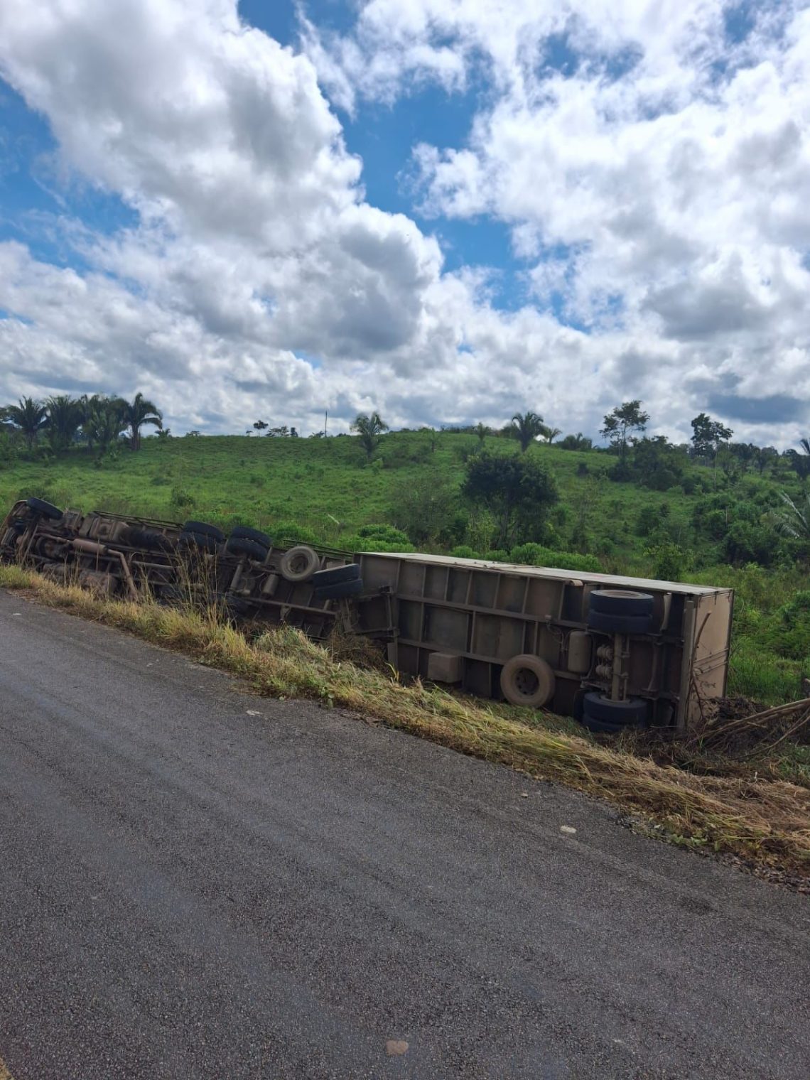 Caminhão capota na BR-364, próximo à comunidade São João, na região de Tarauacá