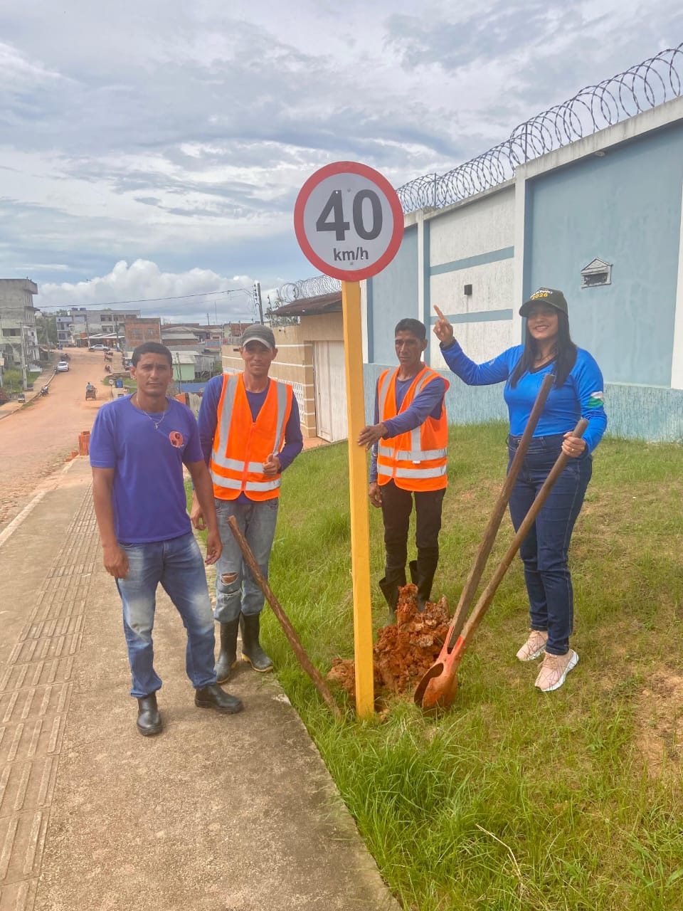 Vereadora Cleide Silva acompanha trabalhos da Secretaria de Obras do Estado em melhorias na sinalização viária