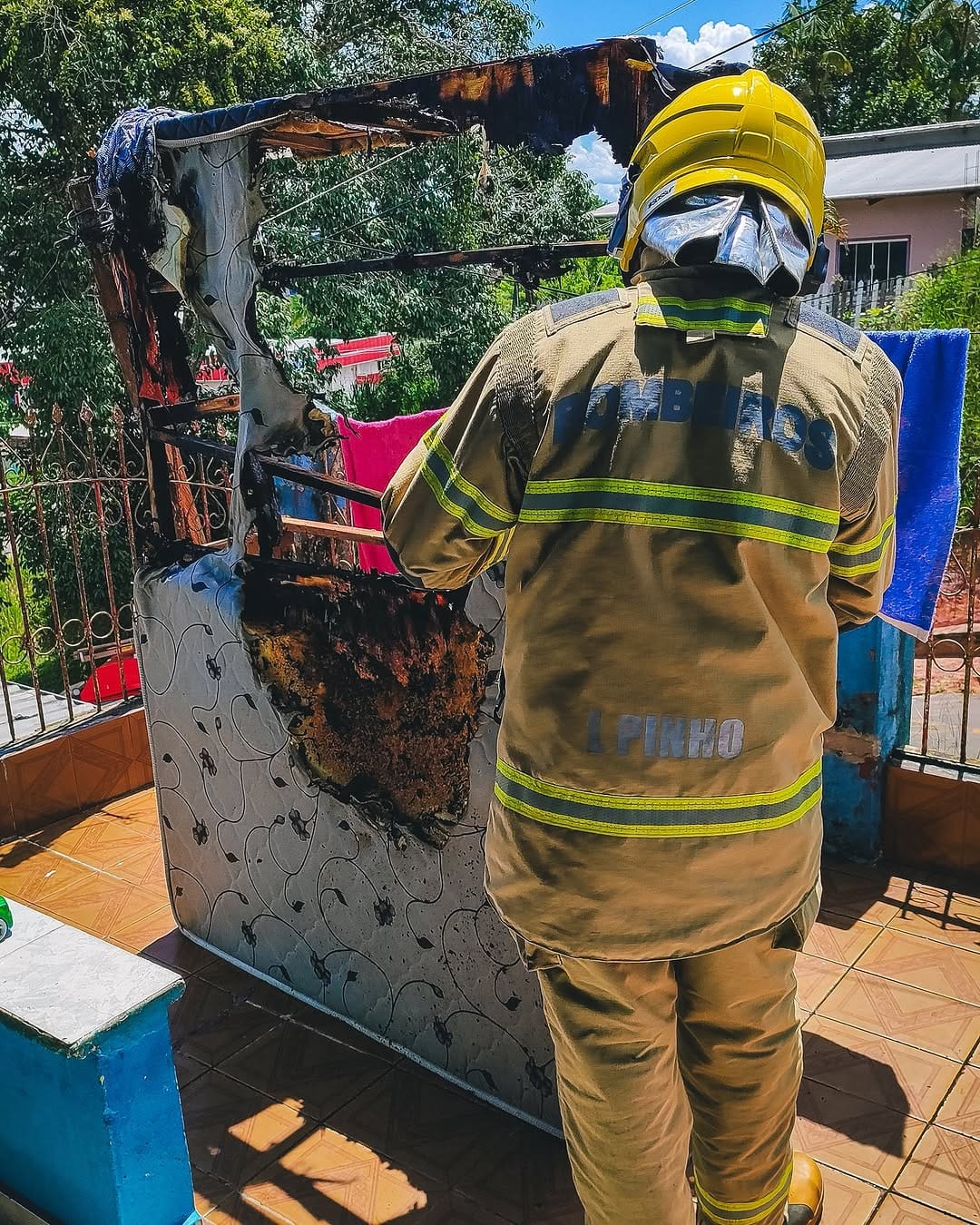 Bombeiros atendem ocorrência de princípio de incêndio em residência em Cruzeiro do Sul