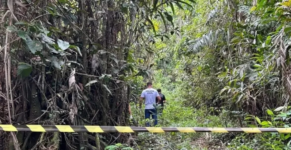 Moradora encontra corpo em decomposição após notar urubus sobrevoando área de mata no Acre