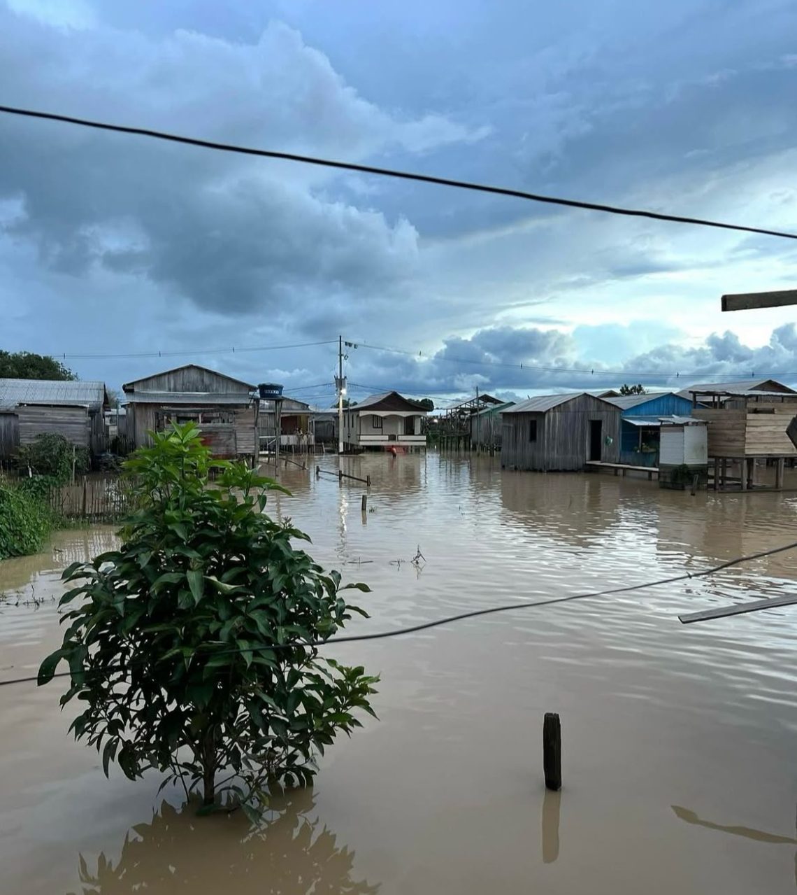 Rio Tarauacá ultrapassa cota de transbordamento e invade ruas da cidade