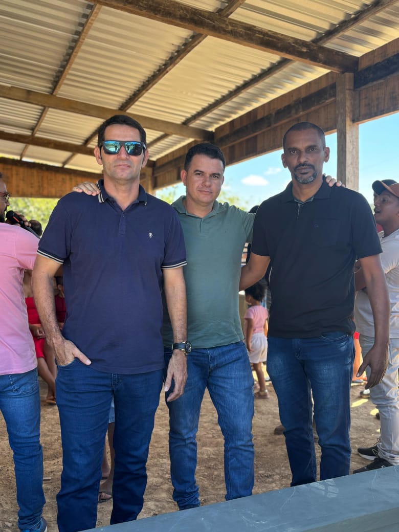 Acompanhado do prefeito em exercício e do vereador Evandro, Vlade Vasconcelos participa da inauguração da sede da  Associação do PAF/Havaí