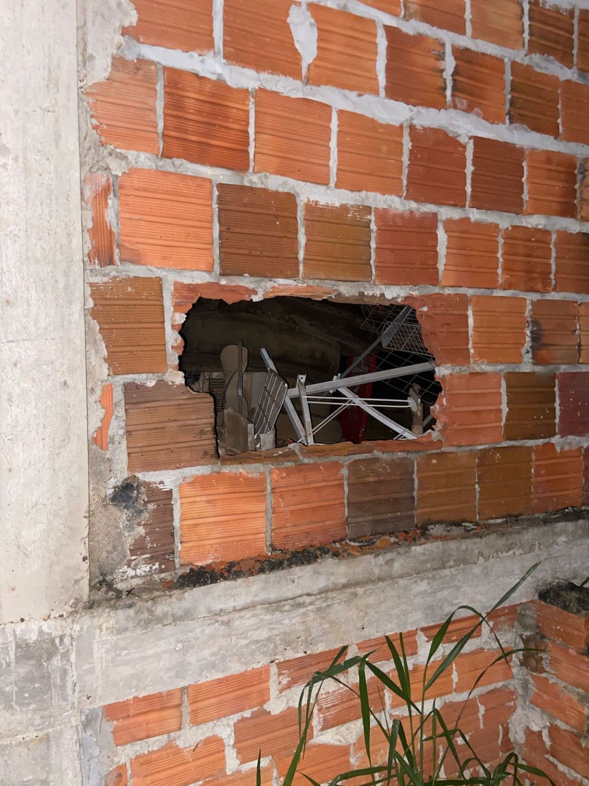 Dois homens são presos pela Polícia Militar após furto de 11 botijas de gás de cozinha de depósito em Cruzeiro do Sul