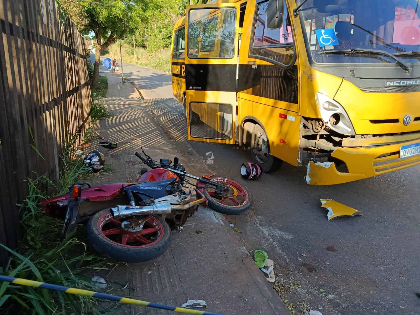 Dupla de assaltantes colide com ônibus escolar durante fuga e acaba ferida em Rio Branco