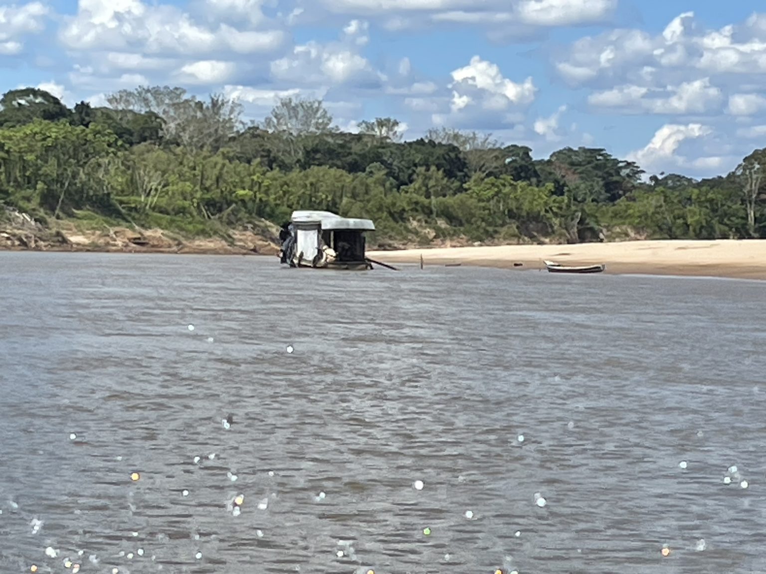 Rabetão bate em pau durante viagem no Rio Juruá e deixa um homem ferido