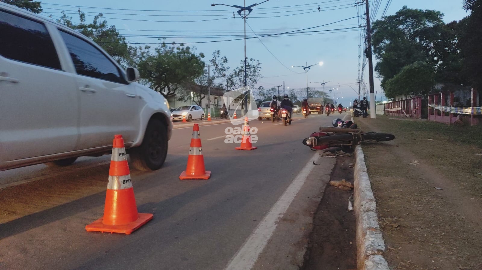 Motociclista fica gravemente ferido após colidir com bezerro na Vila Acre
