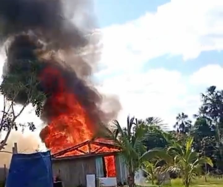 Casa é parcialmente destruída por incêndio em Mâncio Lima; moradora se desespera: " Ainda estou pagando, Senhor!"