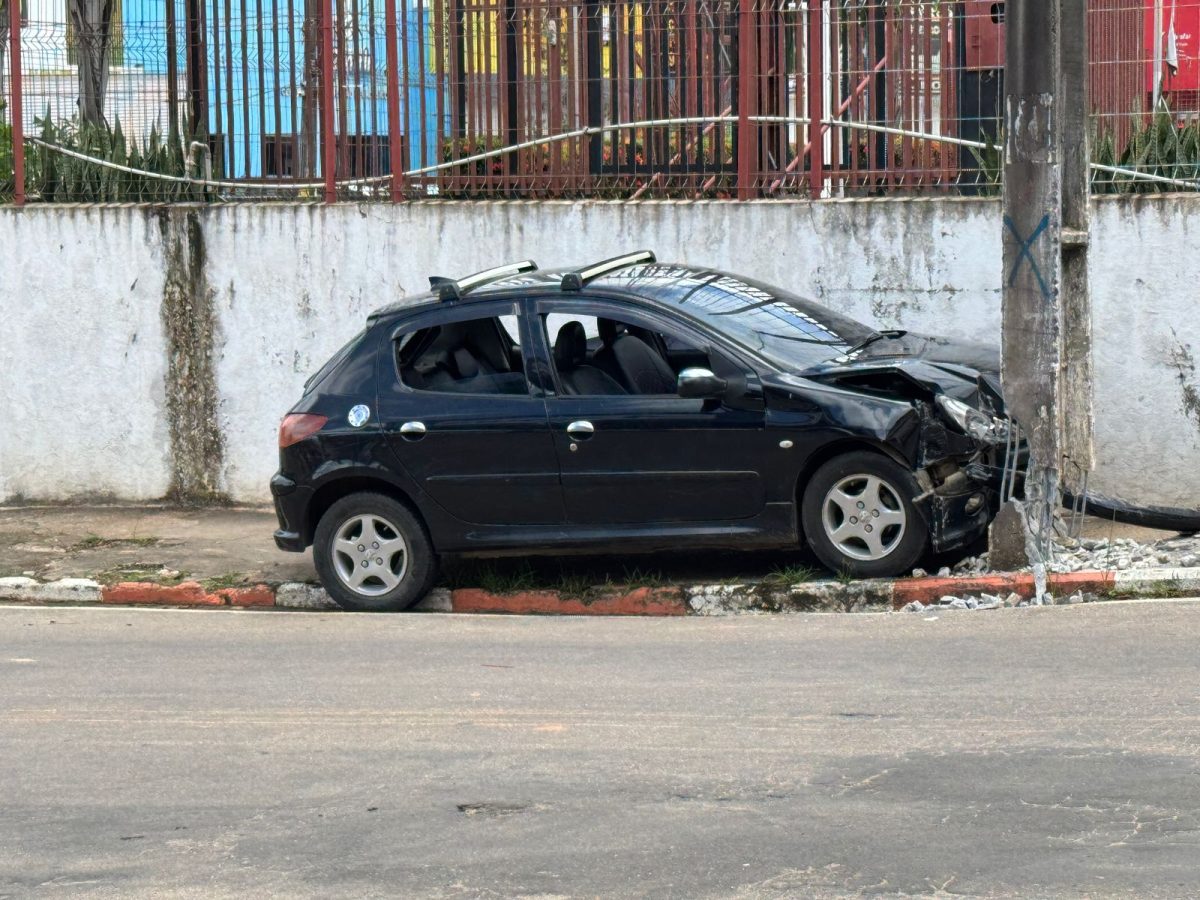 Carro colide com poste em rotatória da Avenida Copacabana, em Cruzeiro do Sul