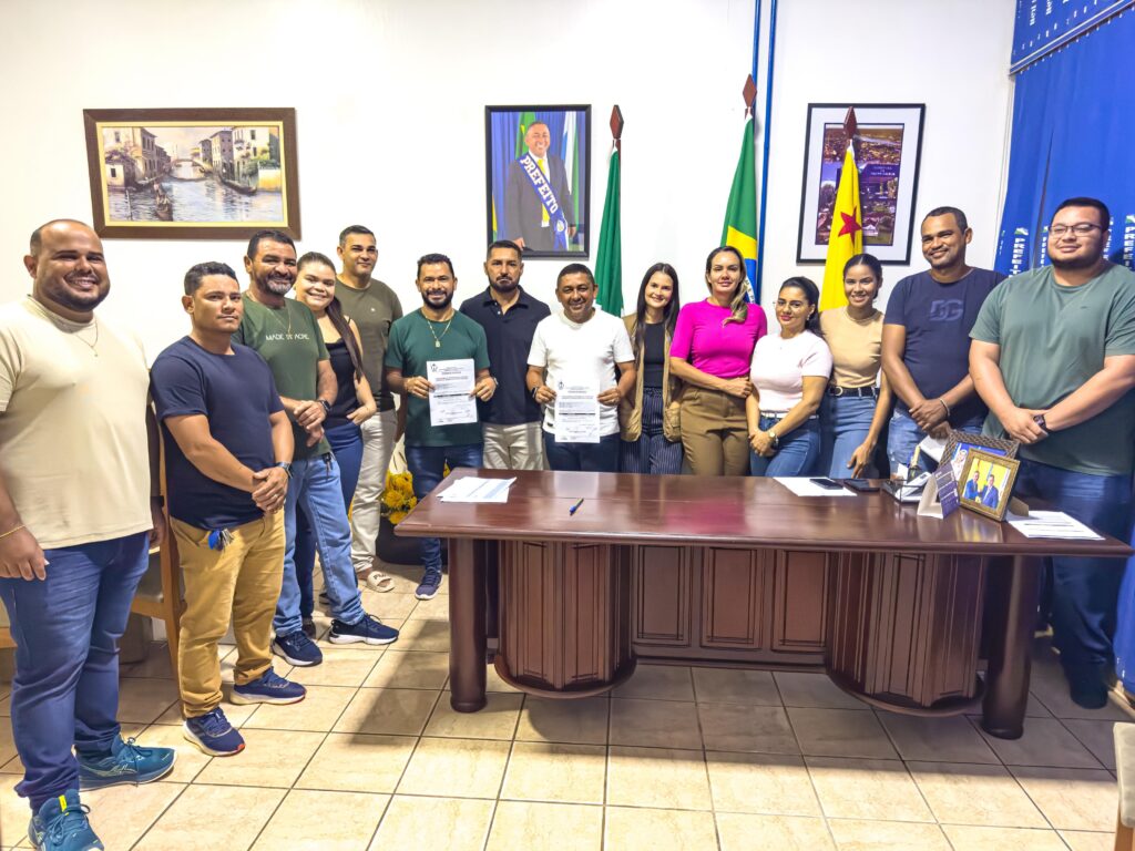 Prefeito César Andrade autoriza ordem de serviço para construir ruas em Porto Walter com recursos de Alan Rick e Petecão
