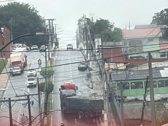 Carreta fica travada em ladeira íngreme e causa transtornos em via de acesso ao centro de Cruzeiro do Sul