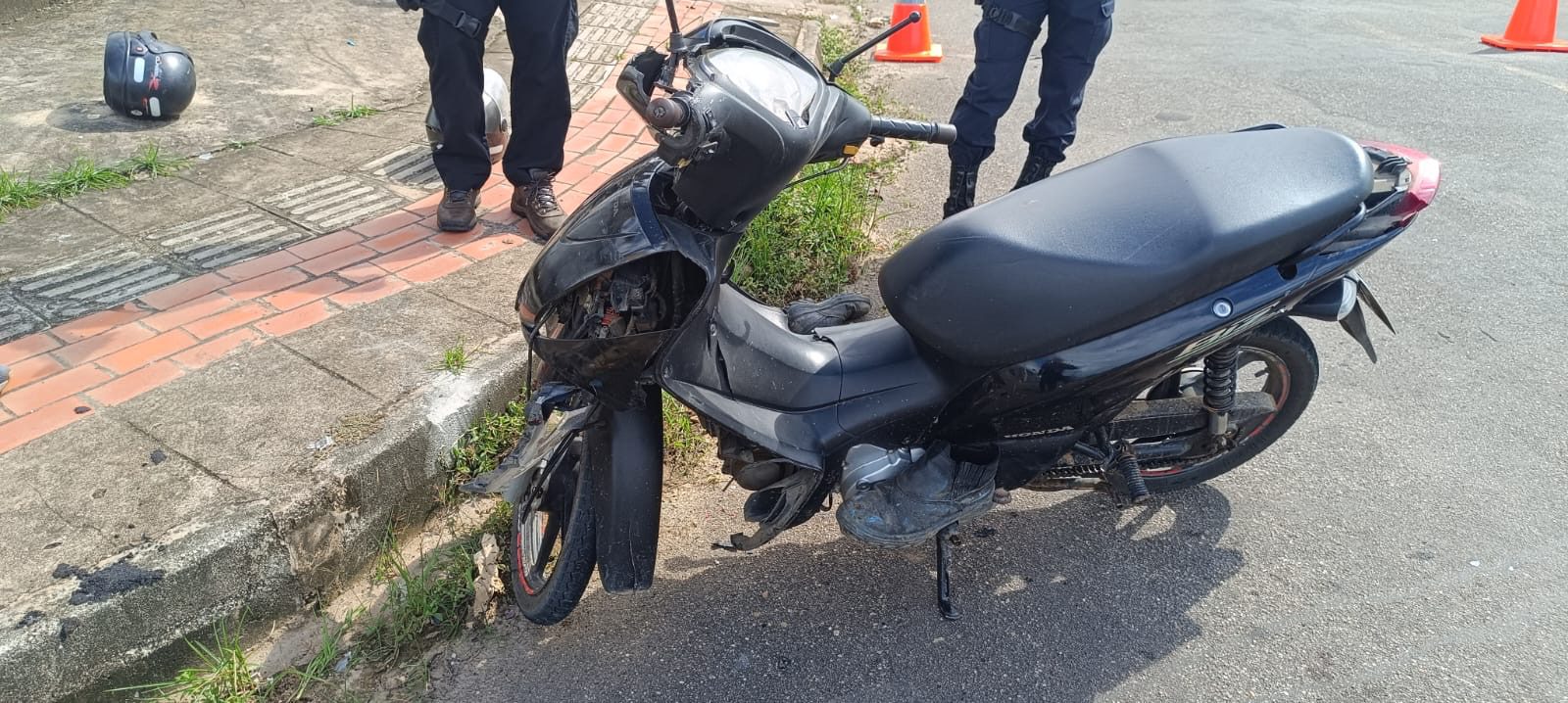 Colisão entre duas motocicletas deixa dois feridos em cruzamento movimentado de Cruzeiro do Sul