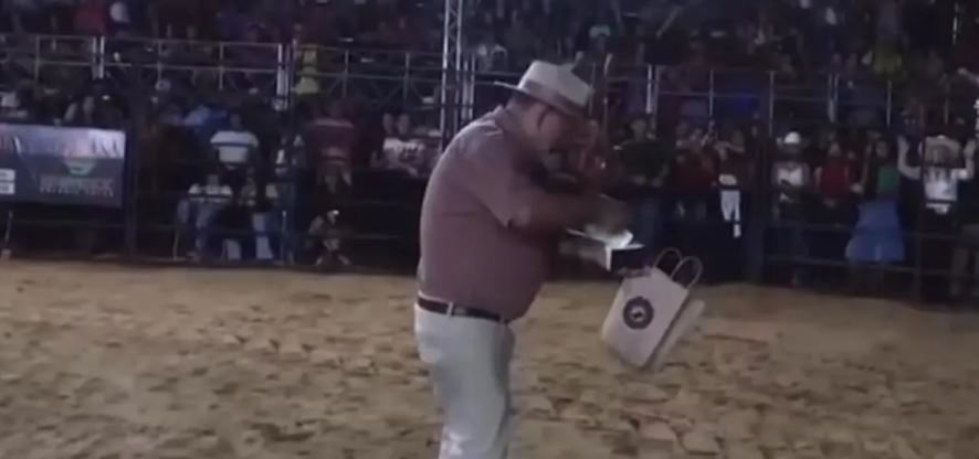 Após distribuir dinheiro em evento público, prefeito no Acre vira alvo do Ministério Público