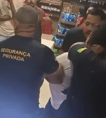 Segurança aplica “mata-leão” em jovem durante revista em conveniência de Guajará, no Amazonas