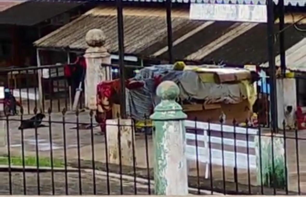 Moradores de rua voltam a ocupar área do Cais em Cruzeiro do Sul, alerta morador
