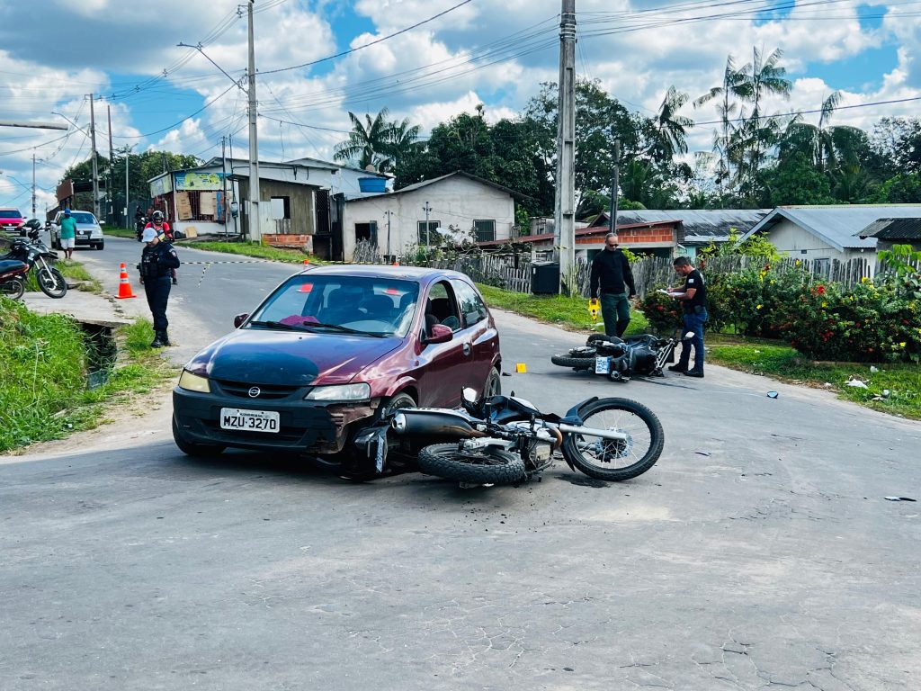 Acidente entre viaturas do GIRO e carro é registrado em bairro de Cruzeiro do Sul