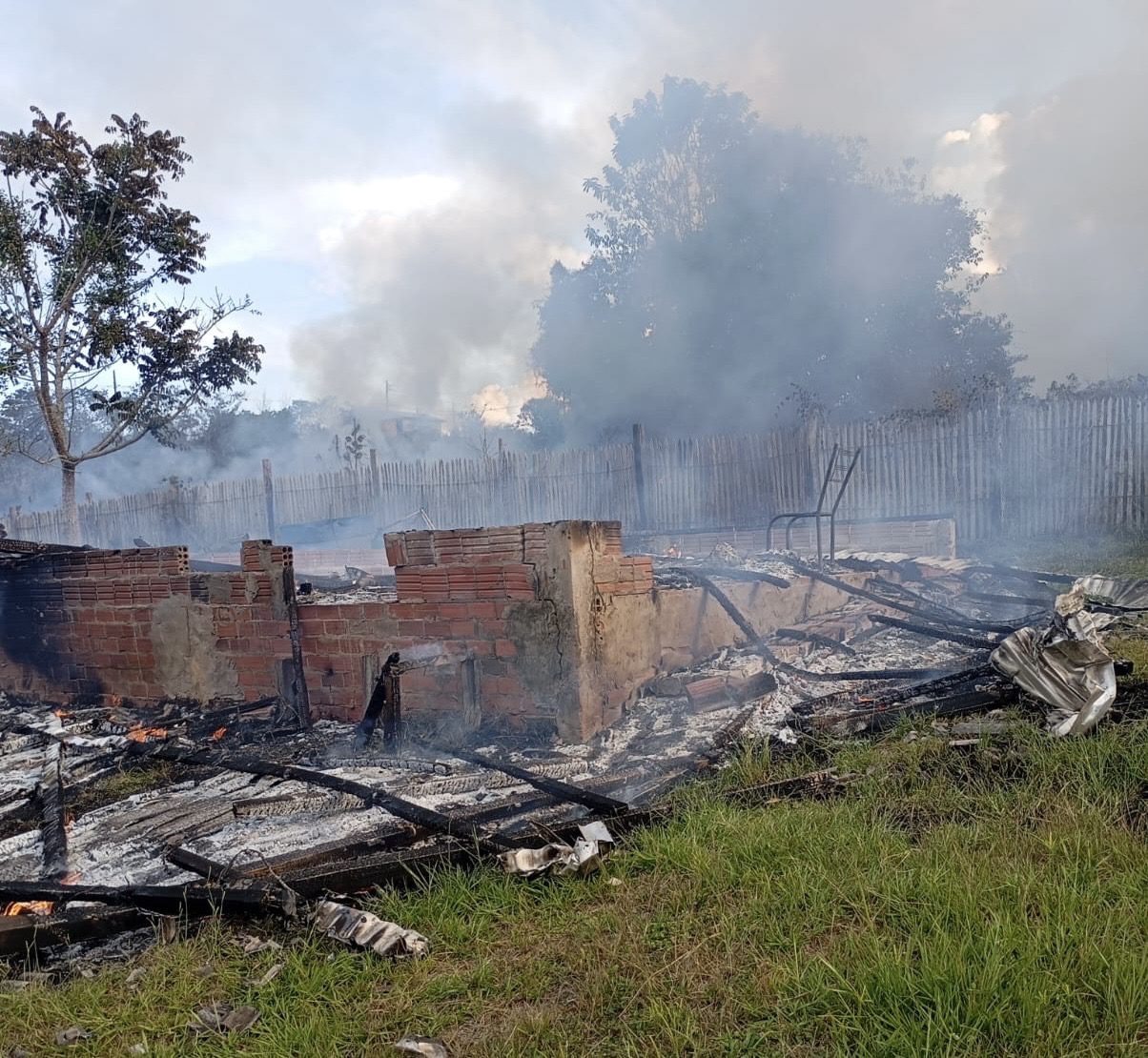 Casa é consumida pelo fogo após queimada em terreno baldio