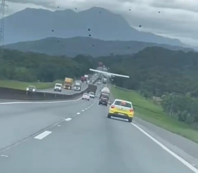 ​Avião faz pouso forçado entre carros e caminhões em rodovia de SC.
