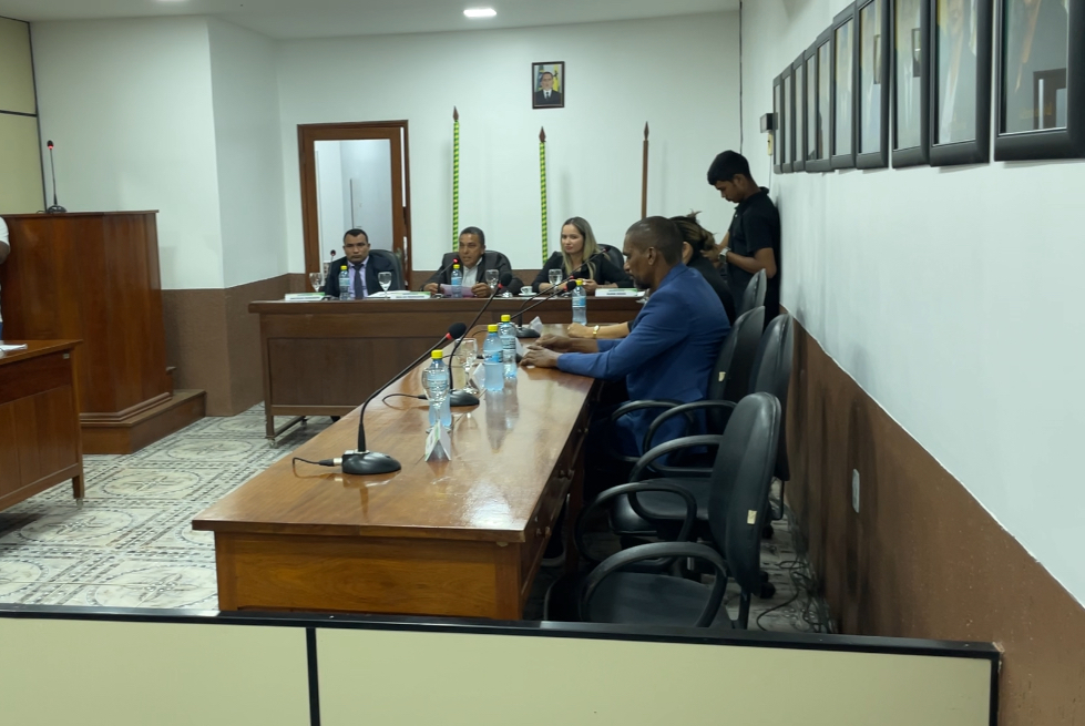 Câmara de Mâncio Lima aprova projetos que garantem auxílio-alimentação e incentivo aos professores, mas enfrenta críticas de servidores da saúde