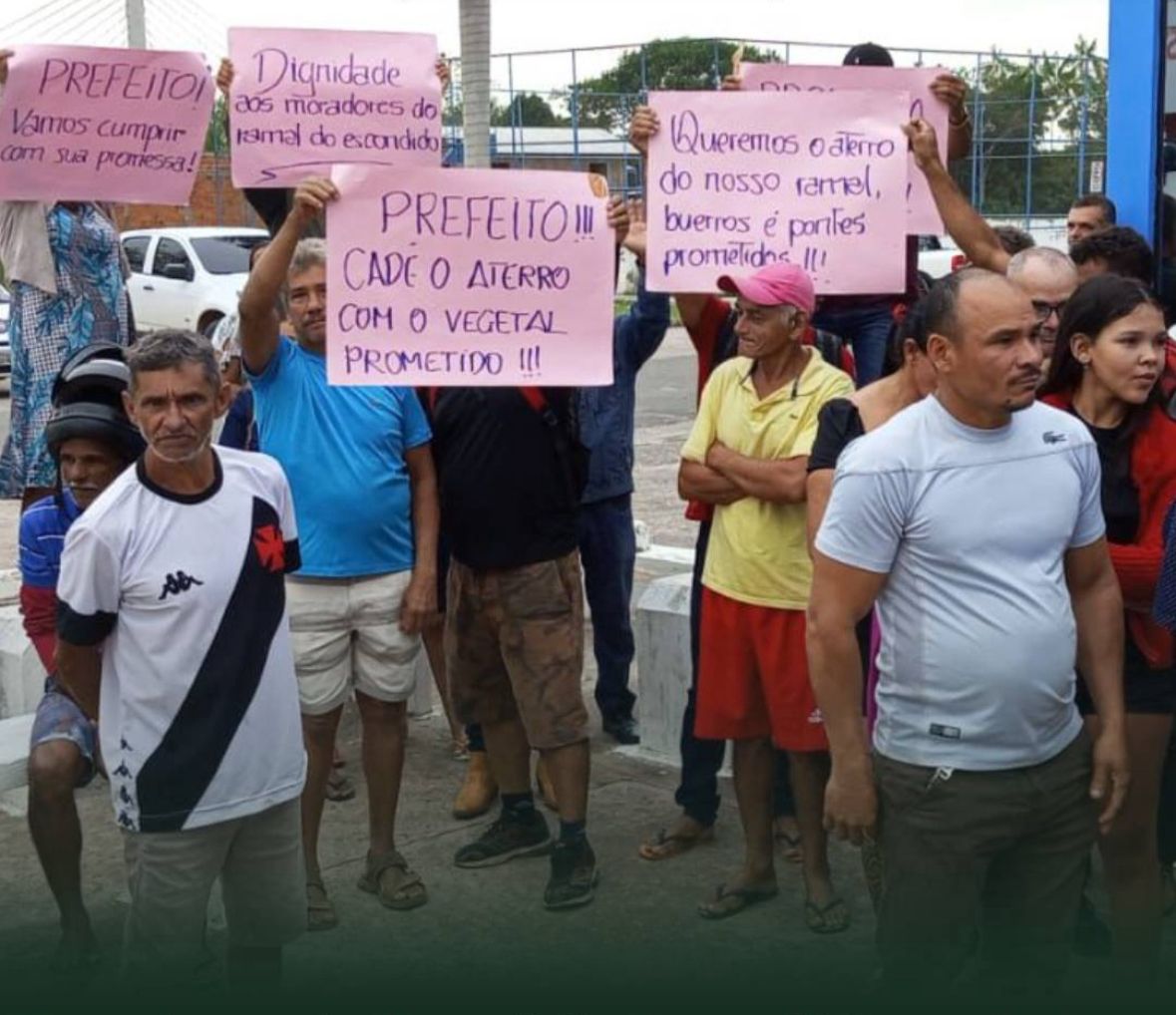 Moradores do Ramal do Escondido Protestam em Frente à Prefeitura de Cruzeiro do Sul por Melhorias de Ramal