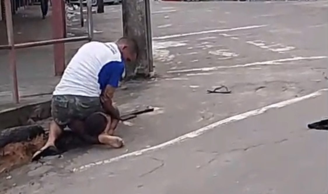 Homem espanca morador de rua acusado de estuprar sua filha
