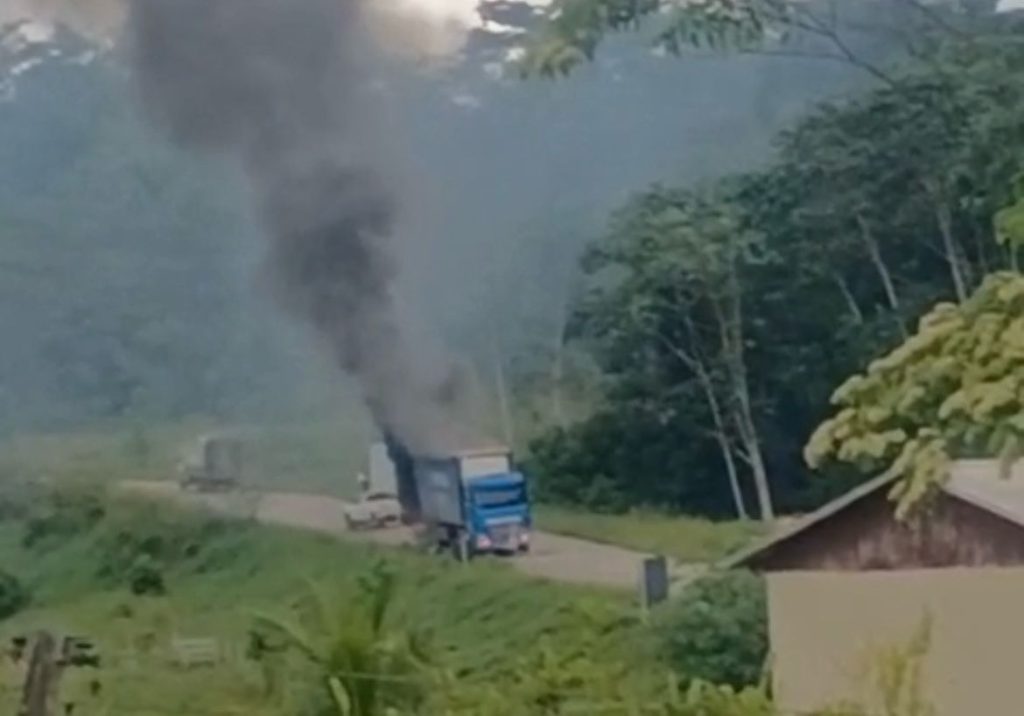 Caminhonete pega fogo na BR- 364, próximo a Tarauacá