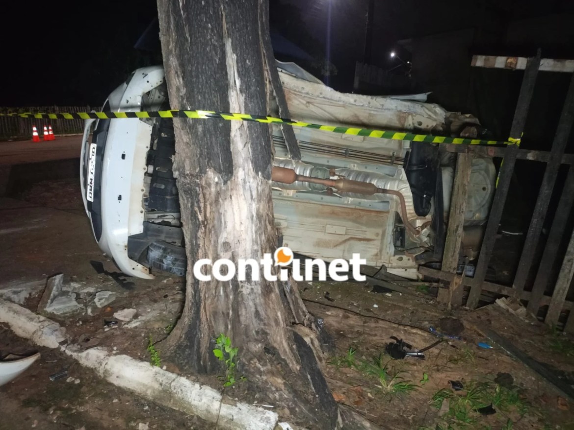 Carro capota e colide com árvore após motorista perder o controle na estrada do Calafate