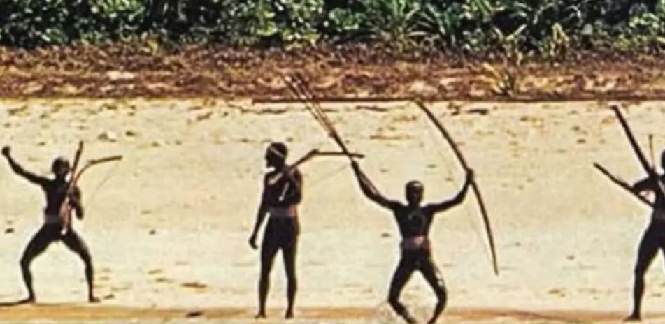 Americano é preso após entrar em ilha com ‘tribo mais isolada do mundo’ e oferecer refrigerante