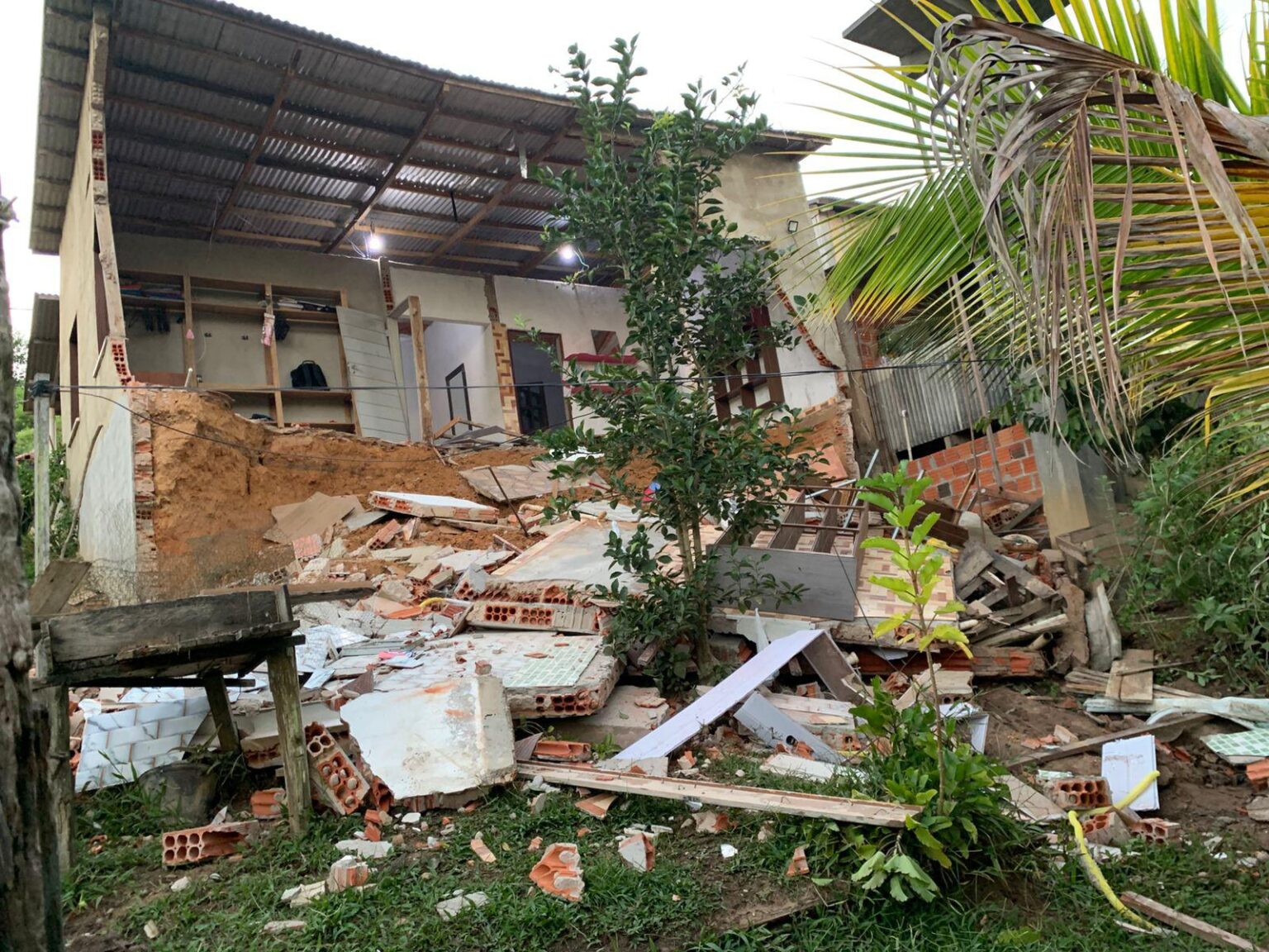 Casa desaba parcialmente em Cruzeiro do Sul; família conseguiu escapar durante a madrugada