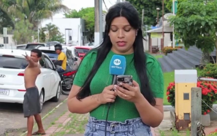 No Acre, morador em situação de rua quase acerta repórter com pedrada