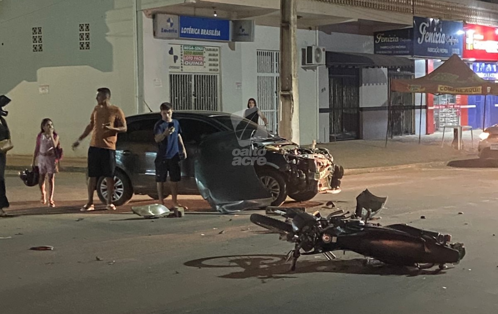 Jovem tem perna dilacerada após colisão entre moto e carro em avenida de Brasiléia