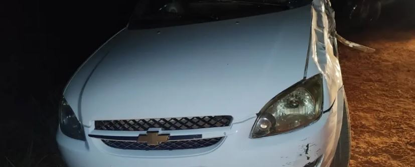 Criminosos sequestram motorista e provocam acidente com pai e filha