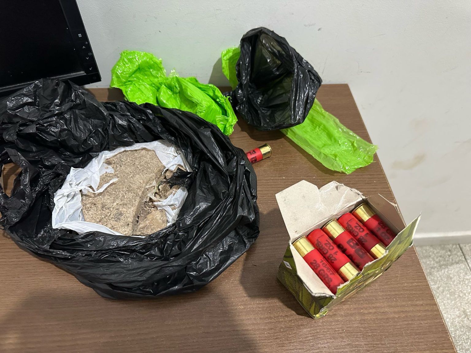 Polícia Civil prende três peruanos por tráfico de drogas em Mâncio Lima; cartuchos de arma de fogo também foram apreendidos