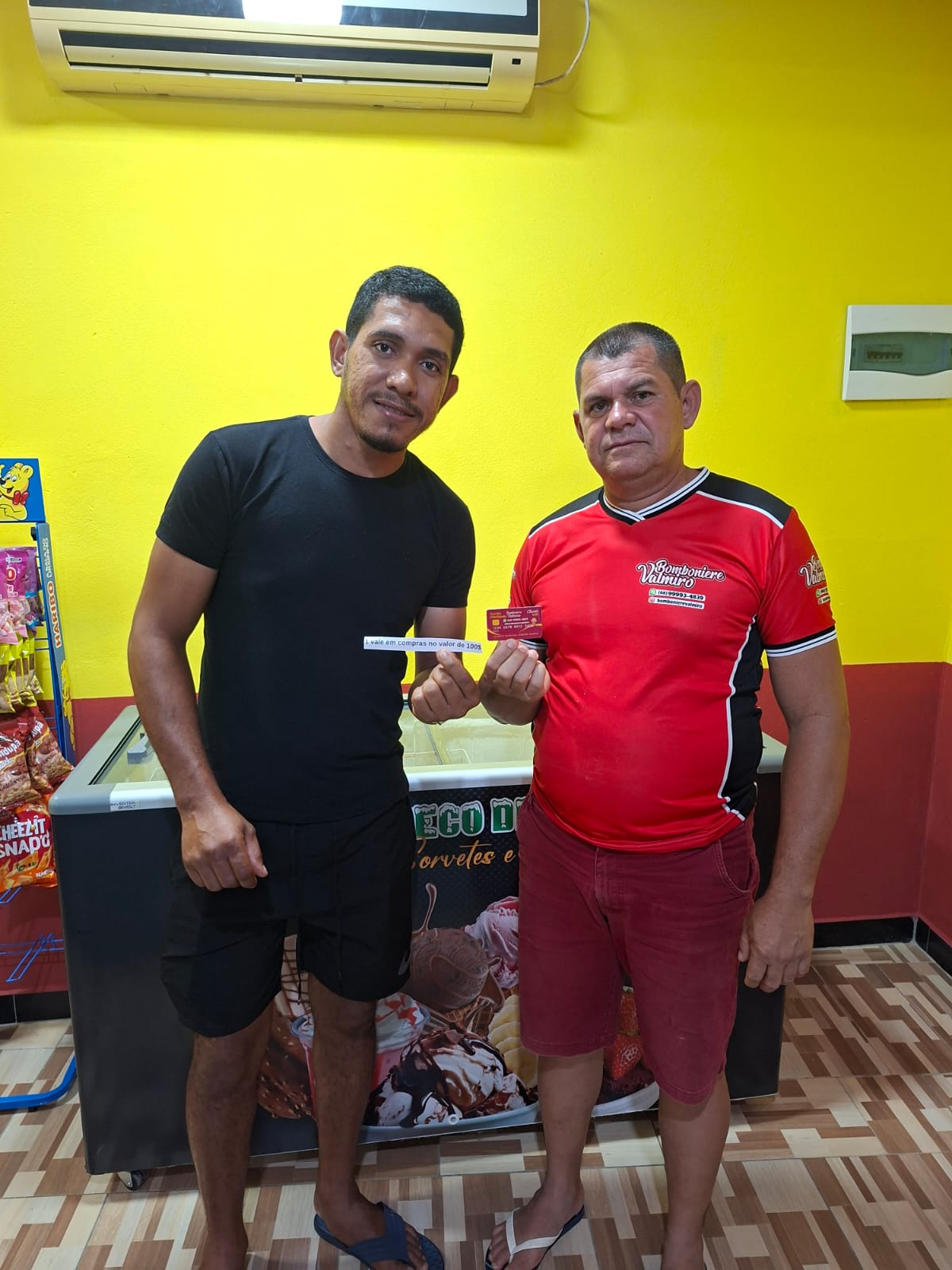 Primeiro ganhador do Cartão Fidelidade da Bomboniere Valmiro recebe vale de R$ 100