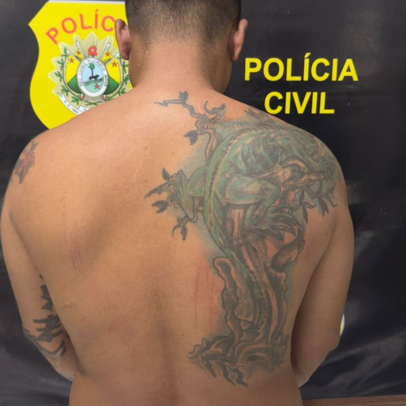 Traficante que usava banca de ambulante como fachada para vender drogas é preso em M Thaumaturgo pela PC e PM