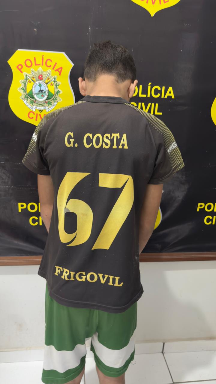 Adolescente de 13 anos que pichou viatura da polícia com sigla de facção é apreendido