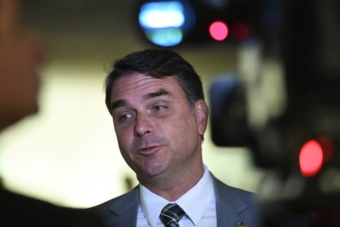 Flávio Bolsonaro pede que Trump suspenda tarifaço após operação contra o pai
