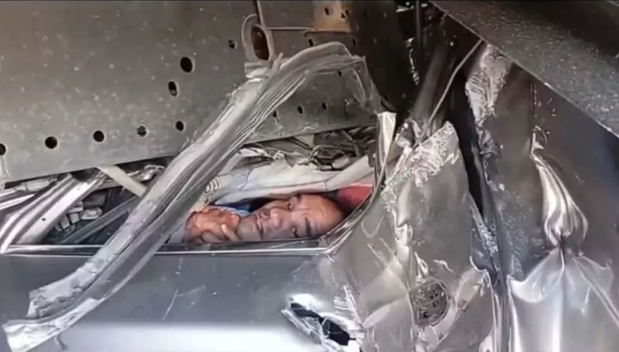 Milagre na estrada: pai de família fica preso entre ferragens de carro esmagado por caminhão; todos sobreviveram