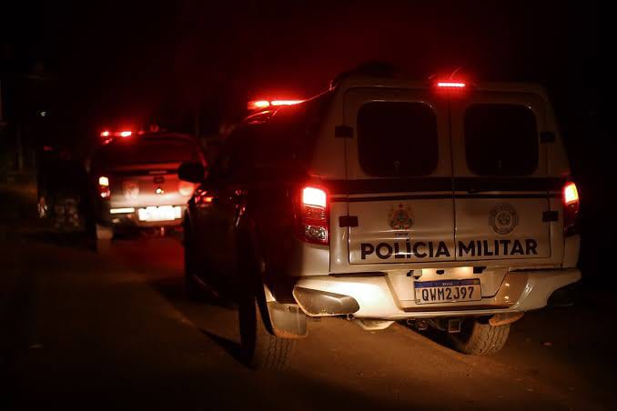Homens armados invadem comércio e fazem família refém em Cruzeiro do Sul