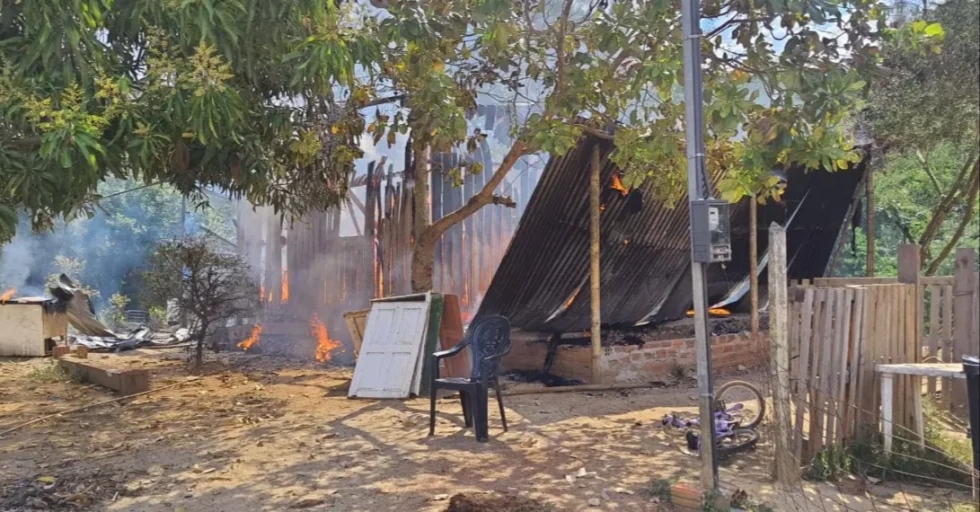 Mãe salva três filhos de incêndio que destruiu casa de madeira no interior do Acre