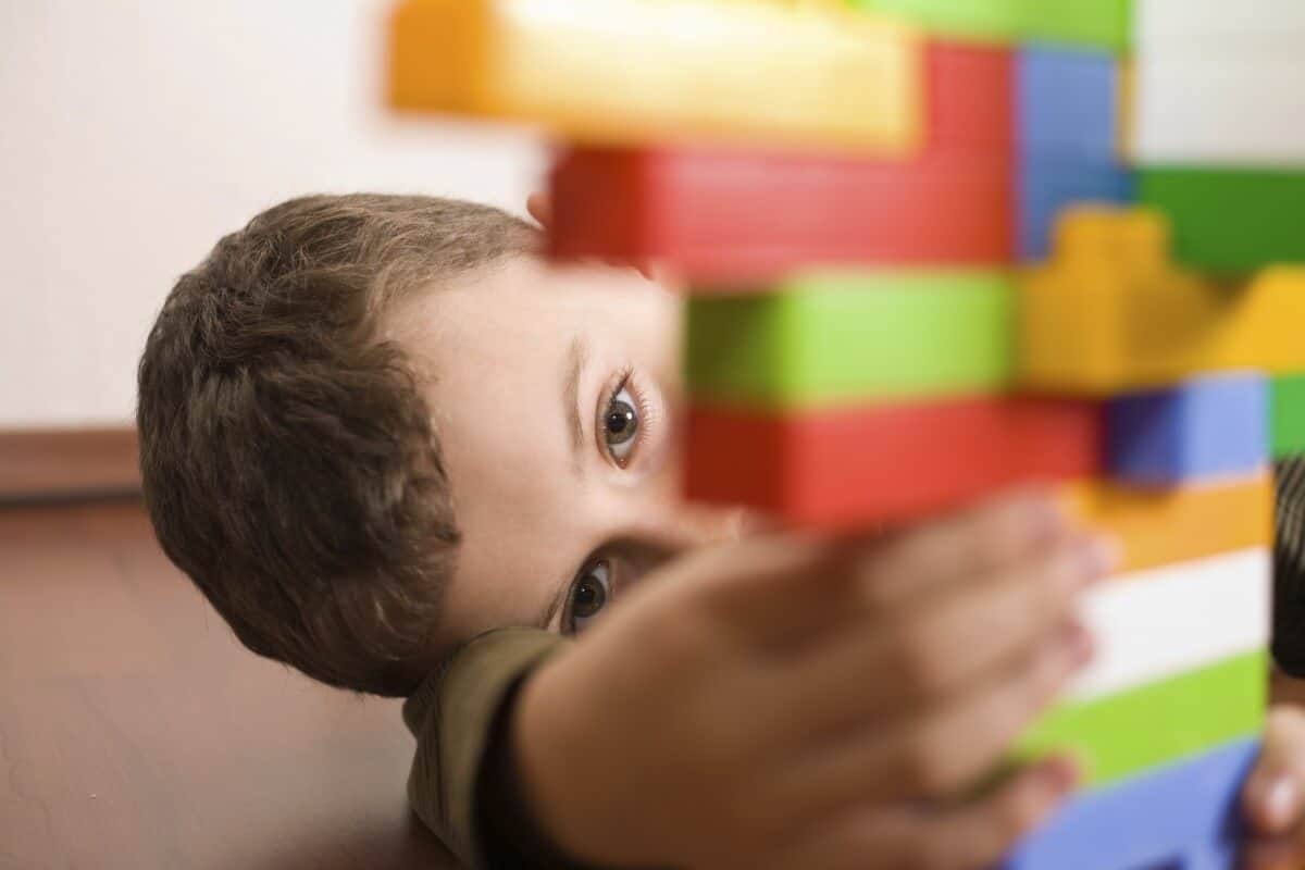 Crianças com autismo têm direito ao BPC mesmo com pais possuem vínculo empregatício: entenda os critérios