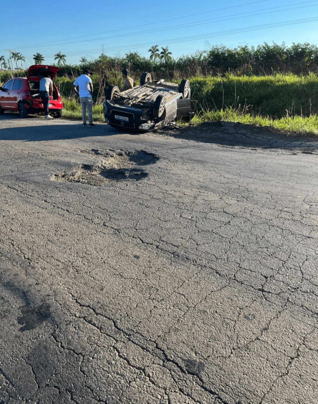 Motorista capota carro na BR-364 após desviar de buraco a caminho de festa de aniversário