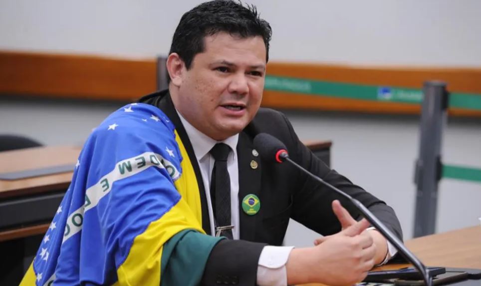 Em sessão presidida por Ulysses, deputado do ES diz querer que Lula morra