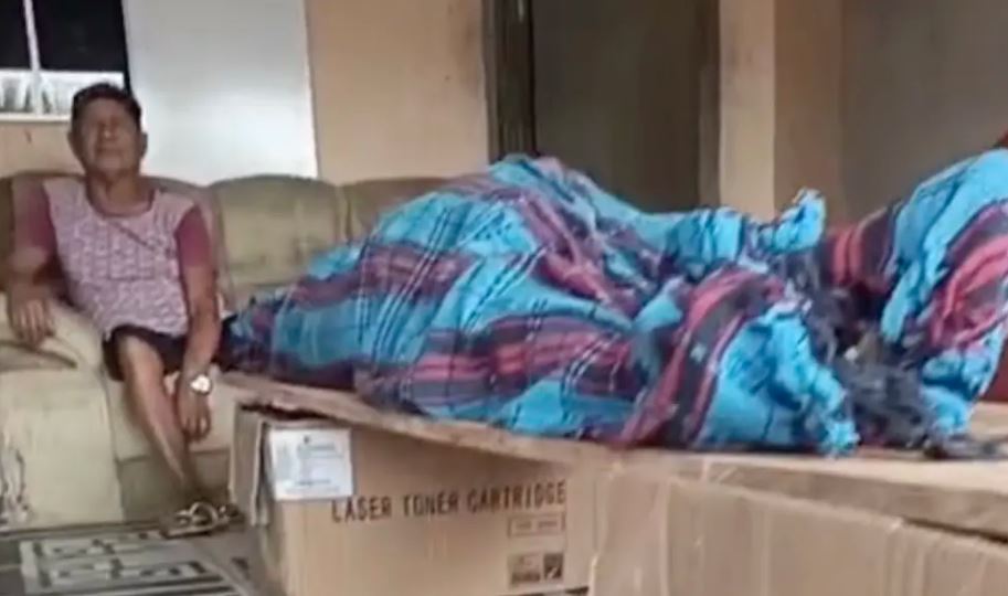 Morador de rua é encontrado morto em Cruzeiro do Sul; corpo foi transportado por vizinhos em rede