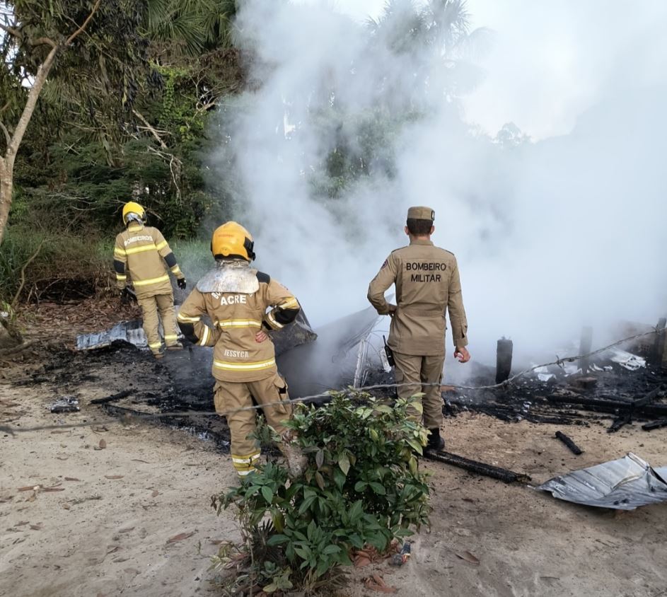Família que teve casa destruída por incêndio na descida do batoque em Mâncio Lima pede ajuda para recomeçar