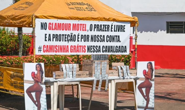 Motel faz propaganda inusitada no trajeto da Cavalgada